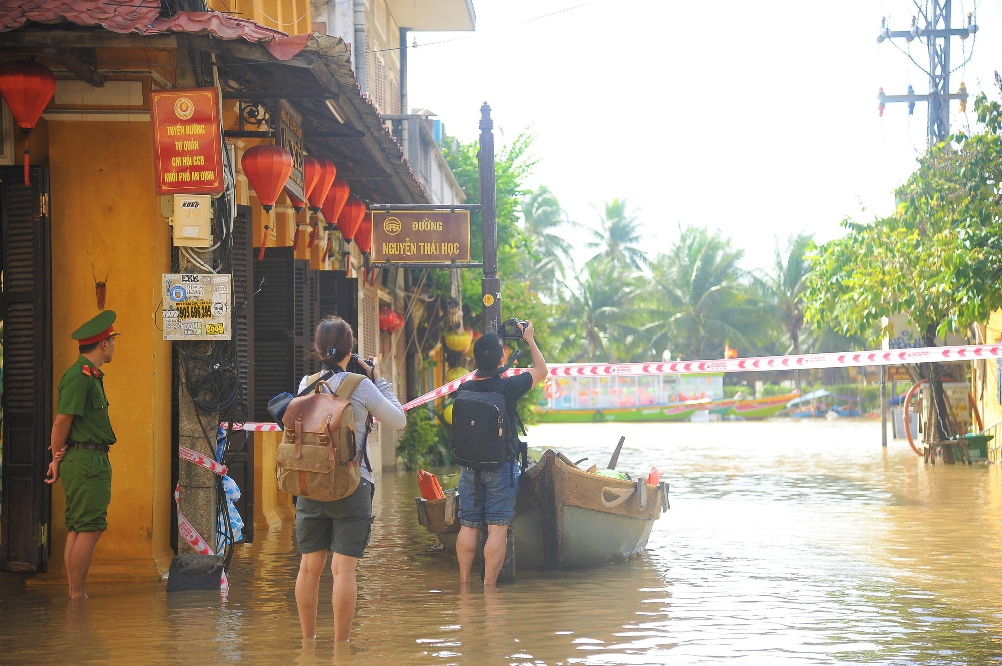 TP Hội An, Quảng Nam nhiều nơi vẫn ngập sâu trong nước- Ảnh 5.