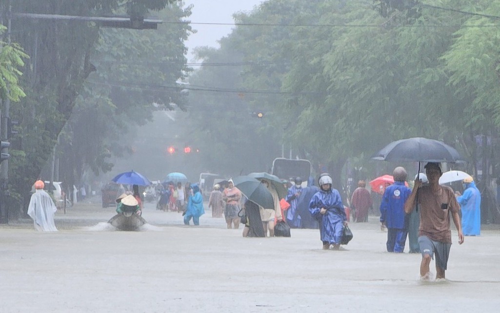 Thủ tướng yêu cầu bảo đảm tính mạng cho người dân trong mưa lũ ở Trung Bộ