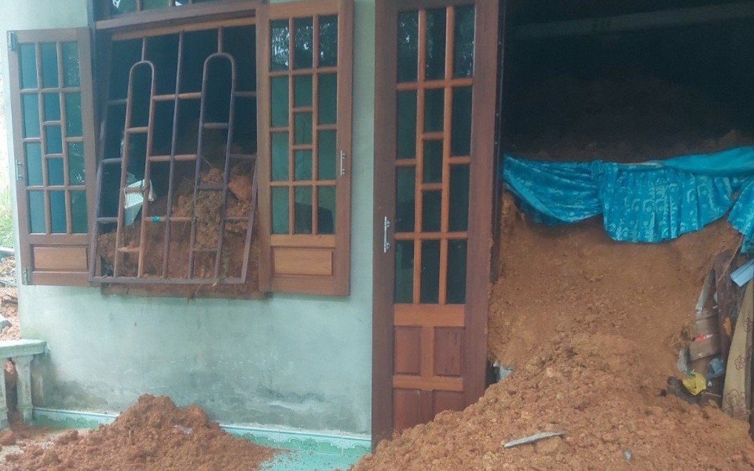 Giải cứu hai vợ chồng bị vùi lấp do hàng trăm khối đất đá sạt lở vào nhà