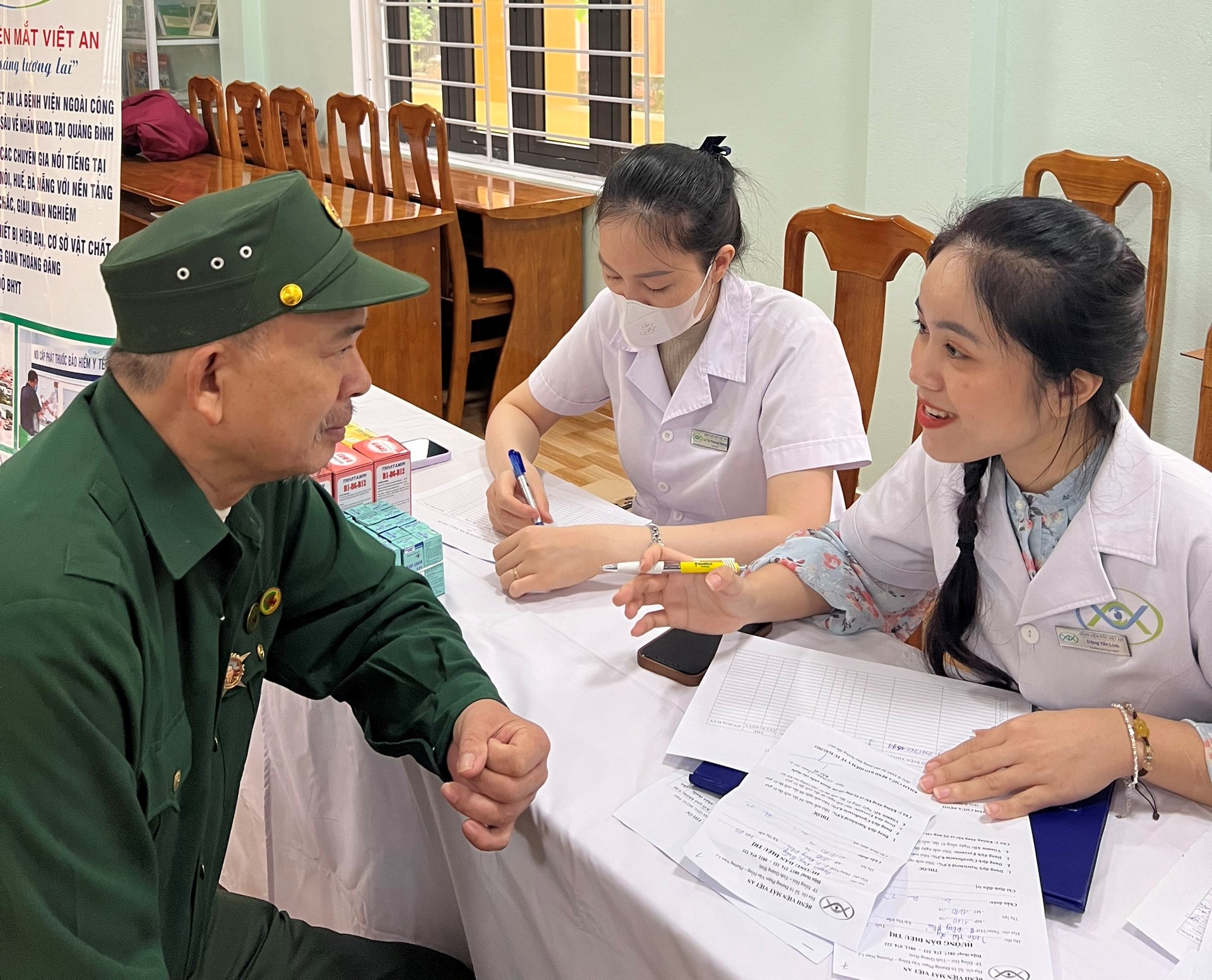 Hơn 100 cựu thanh niên xung phong được khám mắt, cấp phát thuốc miễn phí- Ảnh 3.