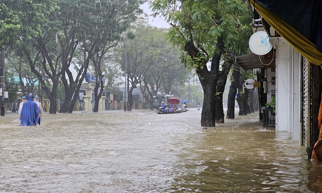 Chuyên gia nói về nguyên nhân mưa lớn ở miền Trung- Ảnh 2.