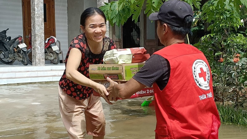 Cứu trợ khẩn cấp người dân Thừa Thiên Huế bị ảnh hưởng mưa lũ- Ảnh 1.