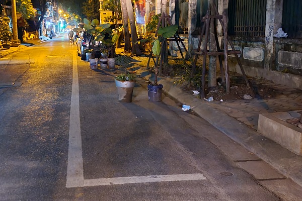 Hà Nội: Người dân 'xí phần' lòng đường giữ chỗ đỗ ô tô- Ảnh 3.