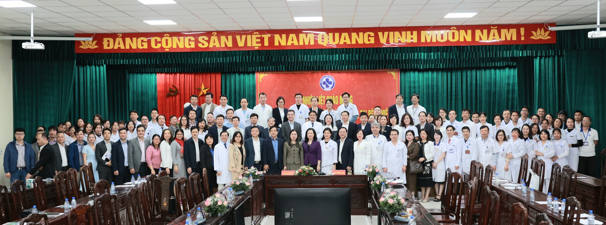 Bộ trưởng Bộ Y tế Đào Hồng Lan thăm, tặng quà bệnh nhân nặng điều trị tại BVĐK tỉnh Thái Bình- Ảnh 6.