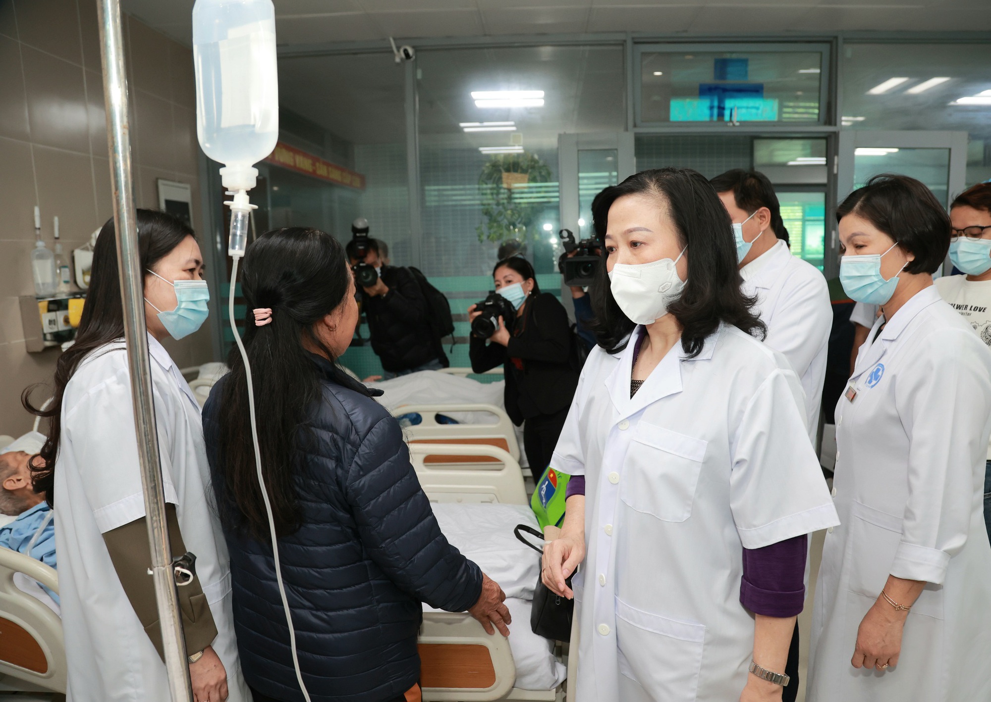 Bộ trưởng Bộ Y tế Đào Hồng Lan thăm, tặng quà bệnh nhân nặng điều trị tại BVĐK tỉnh Thái Bình- Ảnh 2.