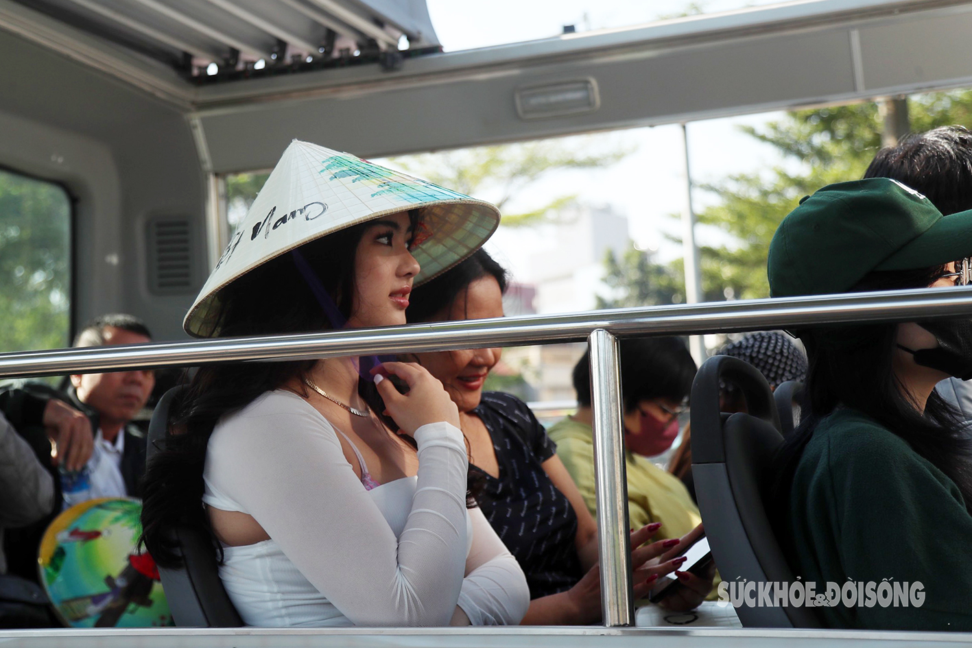 Du khách Quốc tế đội nón lá lên xe buýt tham quan Hà Nội- Ảnh 1.