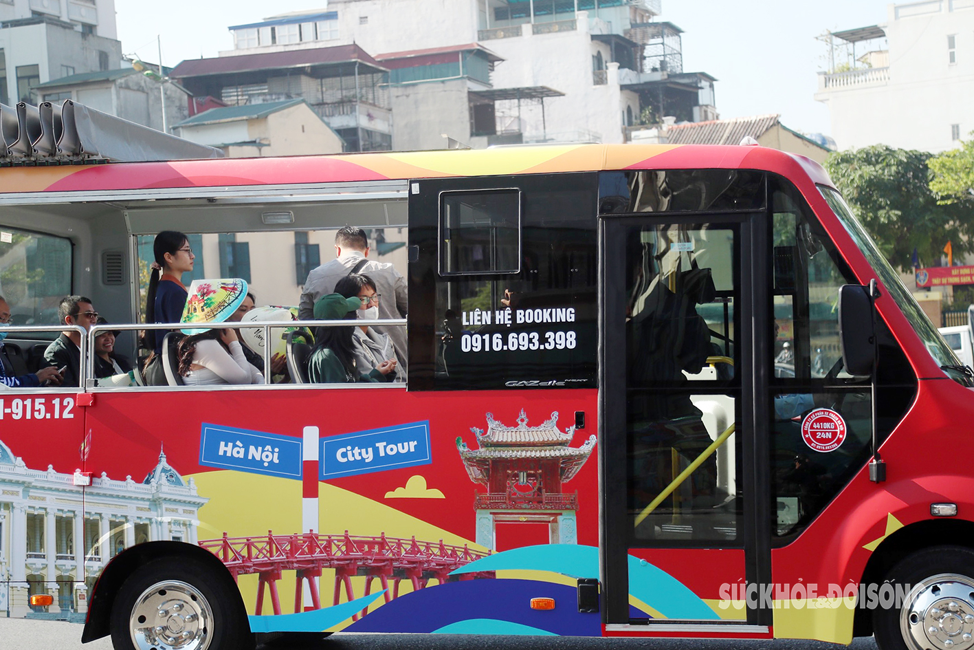 Du khách Quốc tế đội nón lá lên xe buýt tham quan Hà Nội- Ảnh 2.