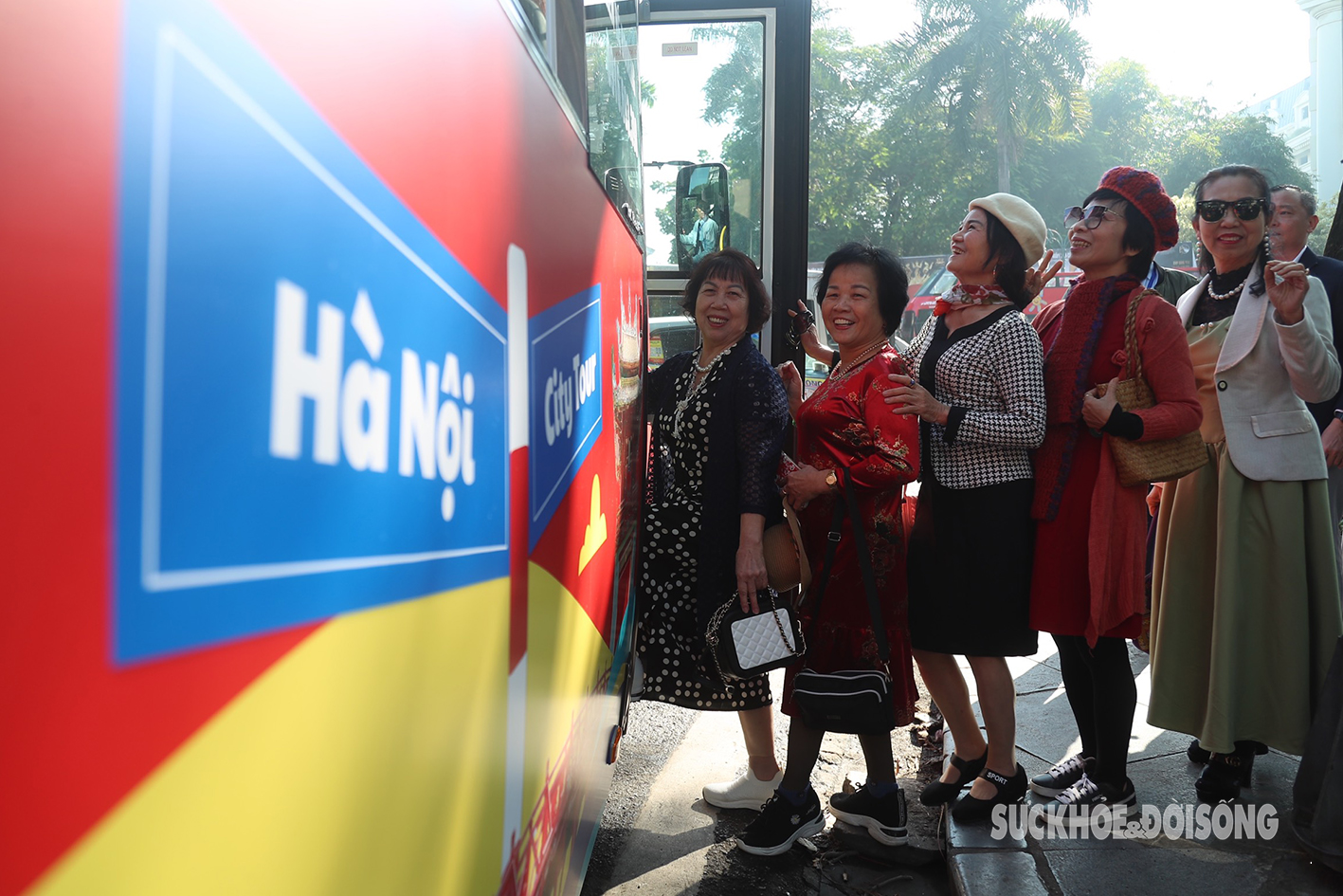 Du khách Quốc tế đội nón lá lên xe buýt tham quan Hà Nội- Ảnh 12.