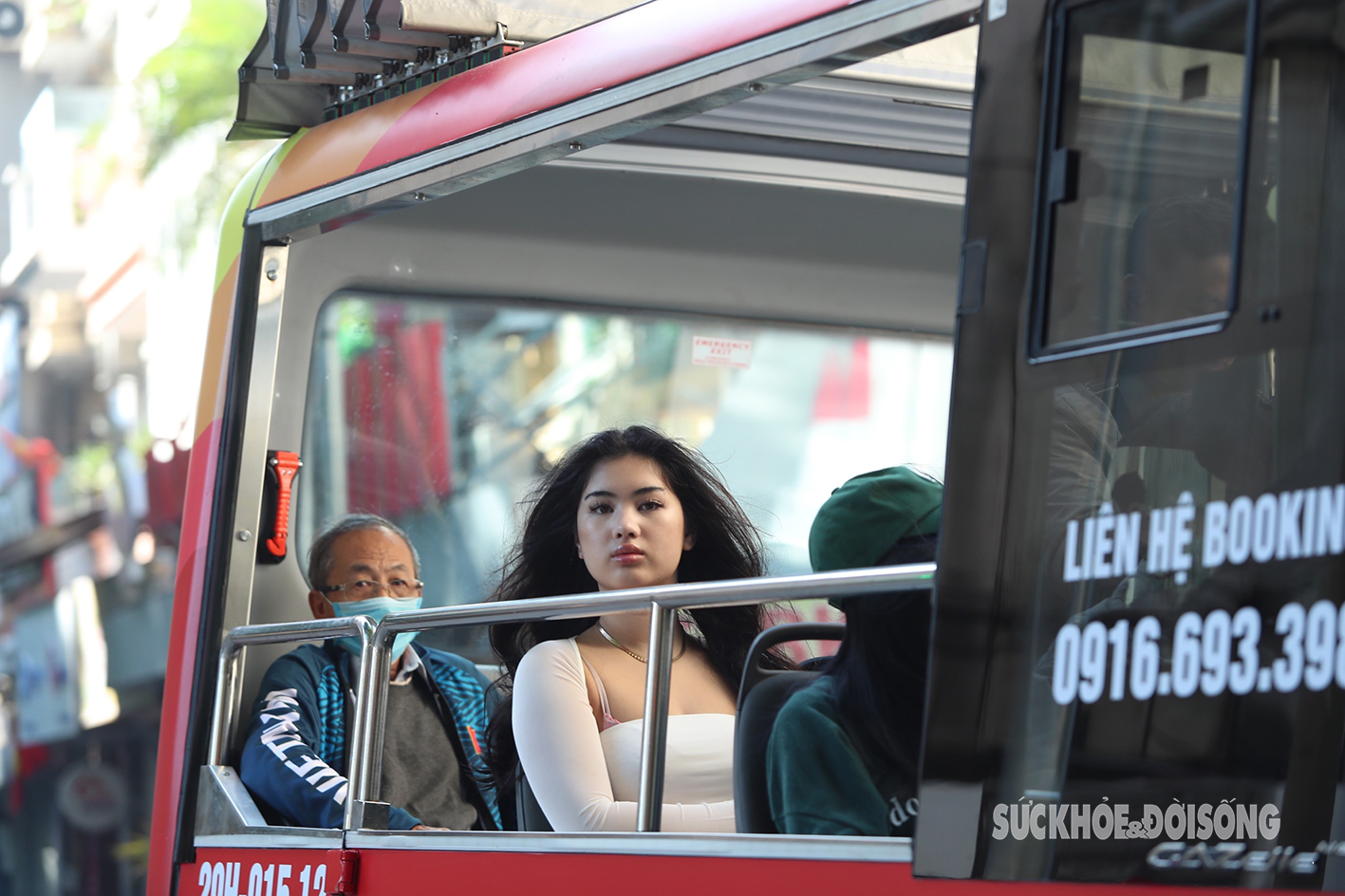 Du khách Quốc tế đội nón lá lên xe buýt tham quan Hà Nội- Ảnh 8.