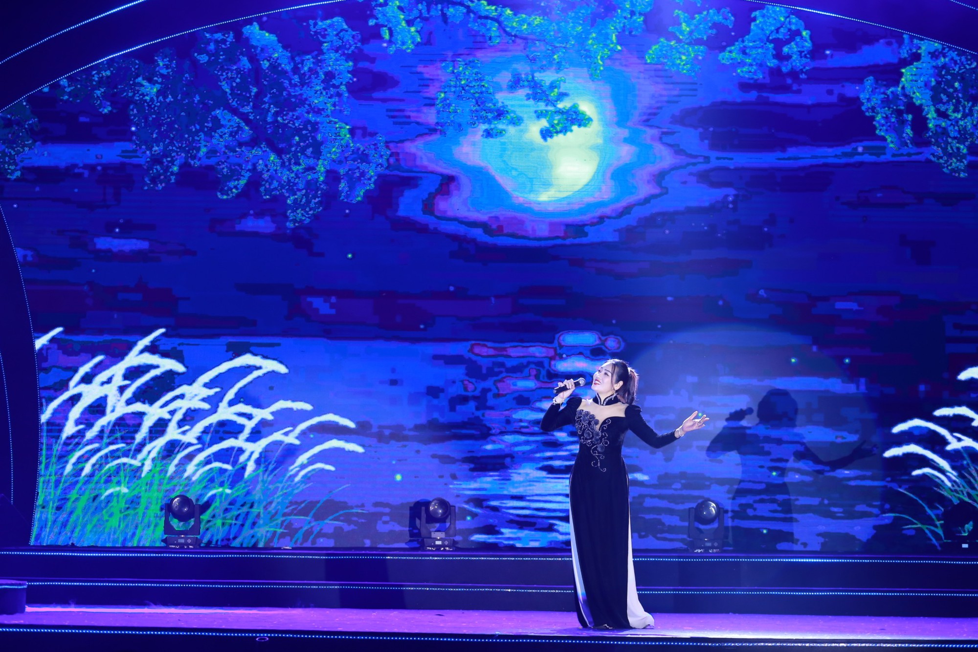 Tùng Dương, Kyo York 'phiêu' trên sân khấu thực cảnh bên bờ sông Hồng- Ảnh 11.