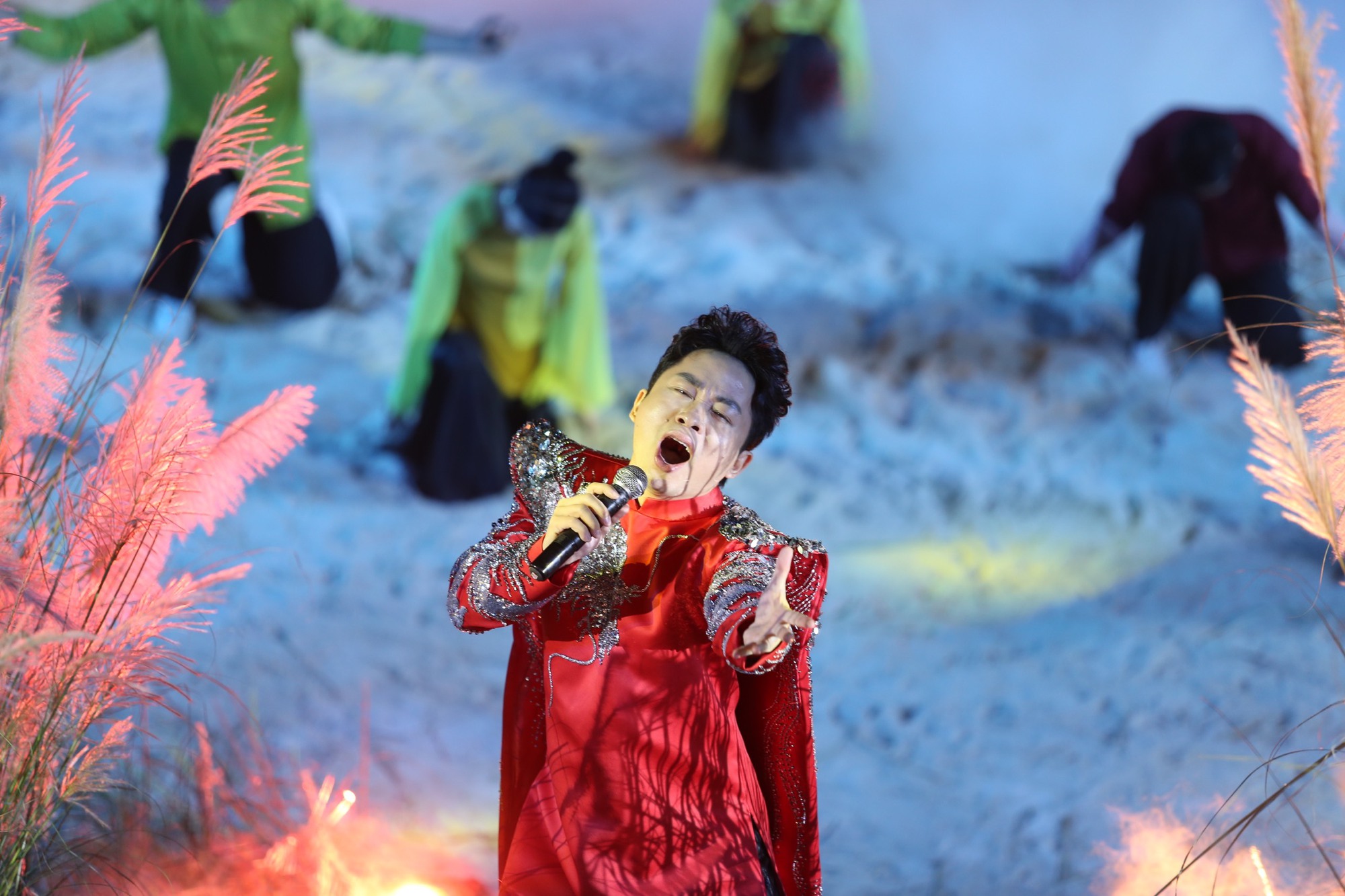 Tùng Dương, Kyo York 'phiêu' trên sân khấu thực cảnh bên bờ sông Hồng- Ảnh 7.