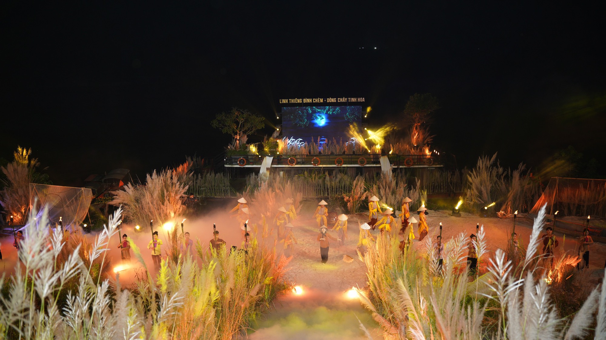 Tùng Dương, Kyo York 'phiêu' trên sân khấu thực cảnh bên bờ sông Hồng- Ảnh 1.