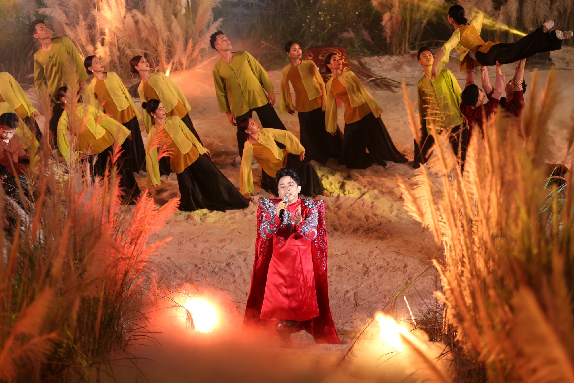 Tùng Dương, Kyo York 'phiêu' trên sân khấu thực cảnh bên bờ sông Hồng- Ảnh 9.