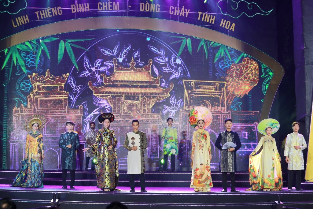 Tùng Dương, Kyo York 'phiêu' trên sân khấu thực cảnh bên bờ sông Hồng- Ảnh 13.