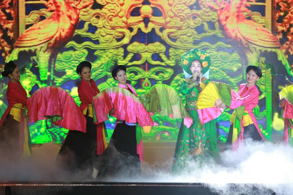Tùng Dương, Kyo York 'phiêu' trên sân khấu thực cảnh bên bờ sông Hồng- Ảnh 15.