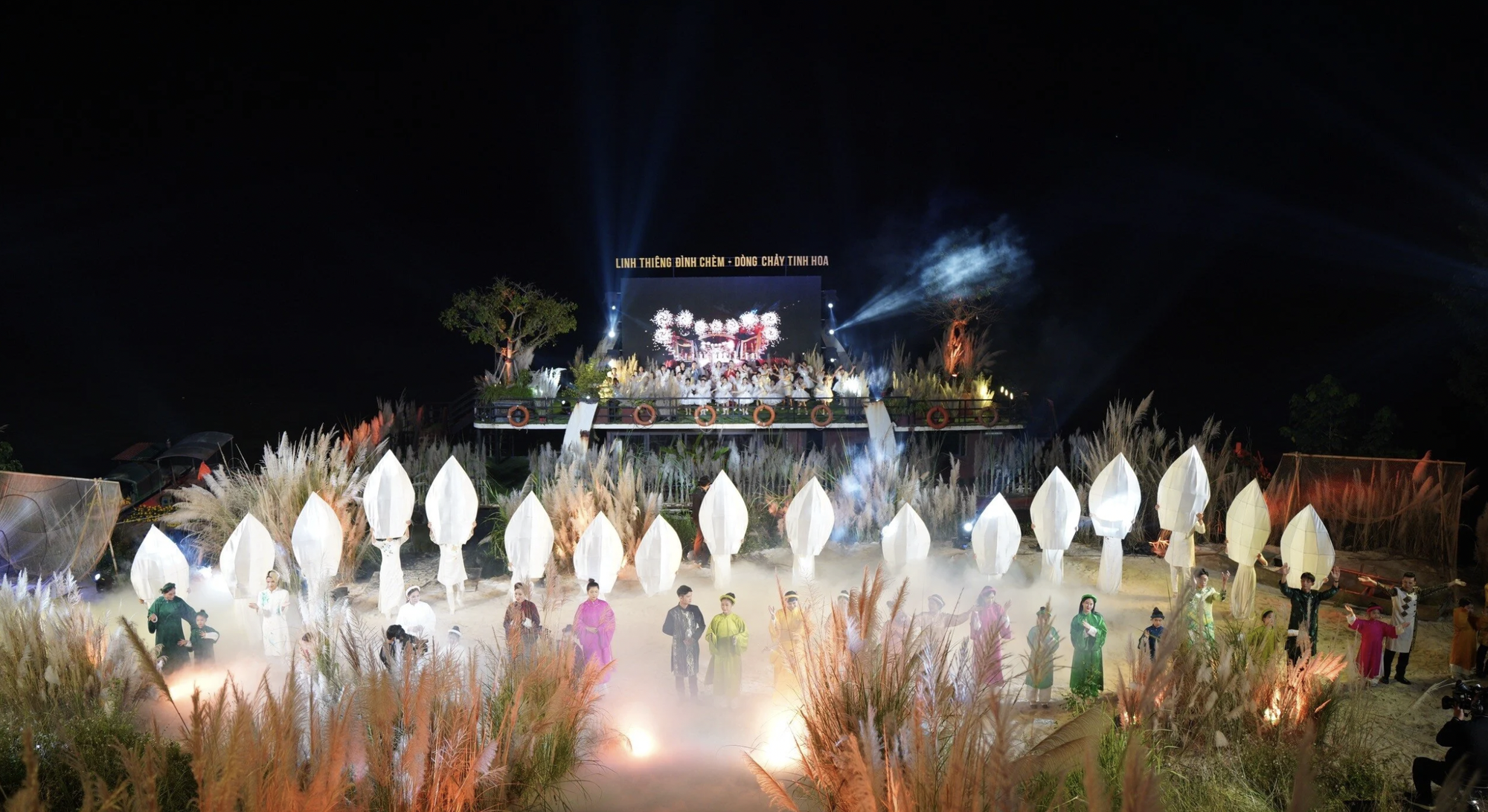 Tùng Dương, Kyo York 'phiêu' trên sân khấu thực cảnh bên bờ sông Hồng- Ảnh 4.