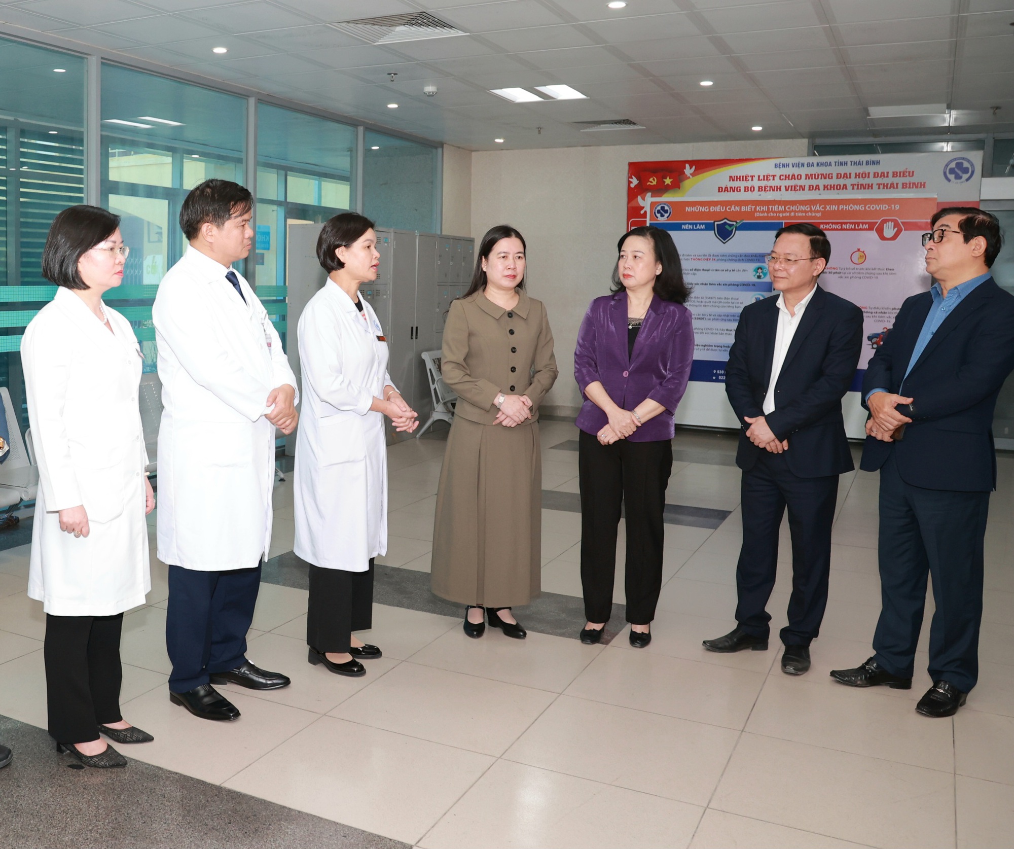 Bộ trưởng Bộ Y tế Đào Hồng Lan thăm, tặng quà bệnh nhân nặng điều trị tại BVĐK tỉnh Thái Bình- Ảnh 3.