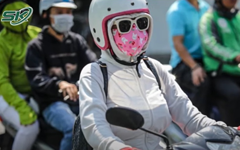 Người phụ nữ gần đứt rời cánh tay vì áo chống nắng cuốn vào bánh xe máy