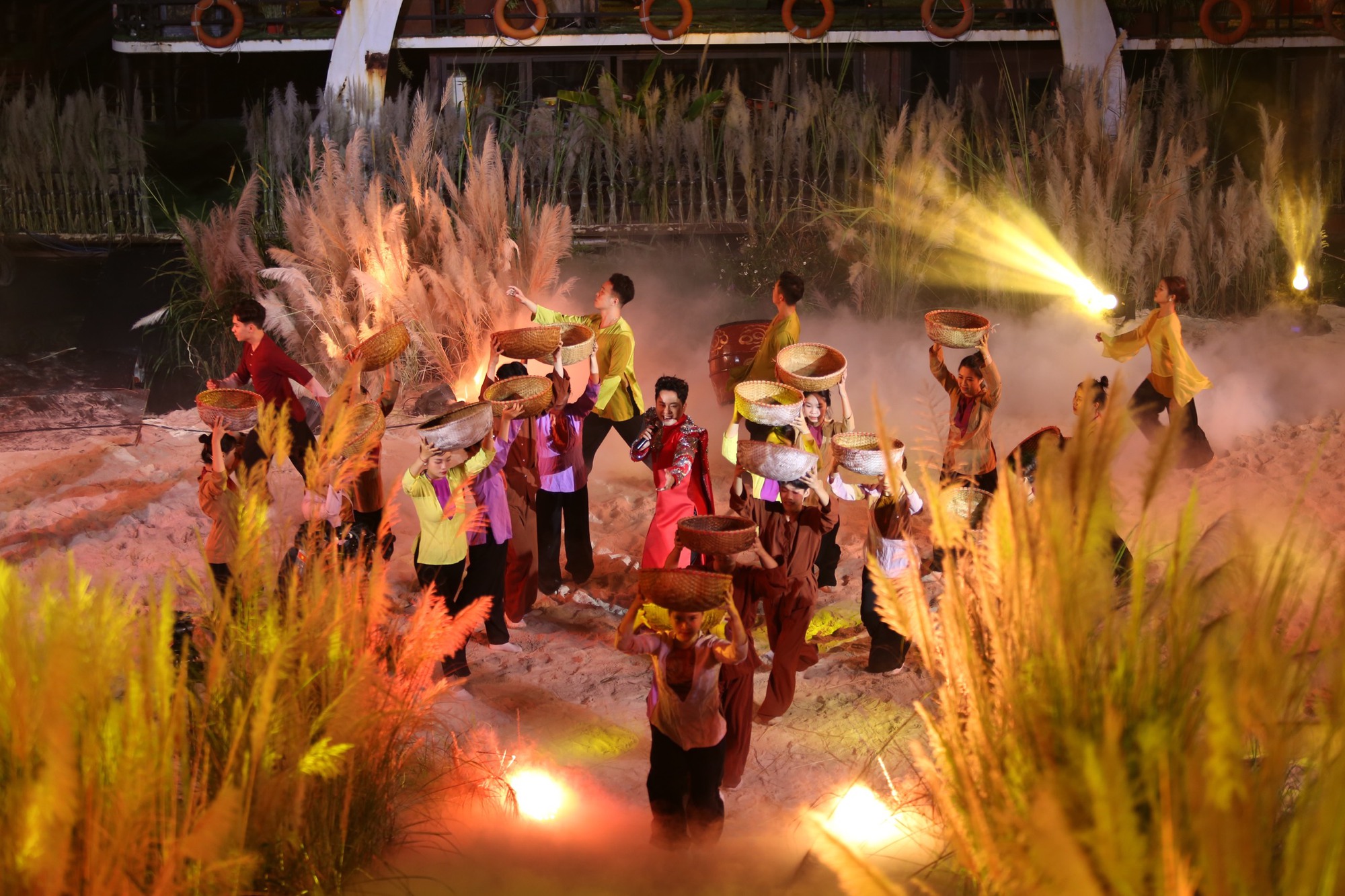 Tùng Dương, Kyo York 'phiêu' trên sân khấu thực cảnh bên bờ sông Hồng- Ảnh 3.