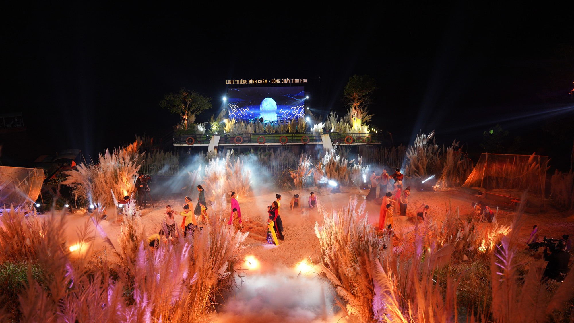 Tùng Dương, Kyo York 'phiêu' trên sân khấu thực cảnh bên bờ sông Hồng- Ảnh 2.