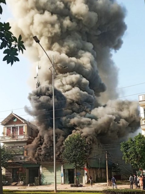 Bắc Giang cháy lớn, 160m2 bị khói lửa 'nuốt' trọn - Ảnh 5.