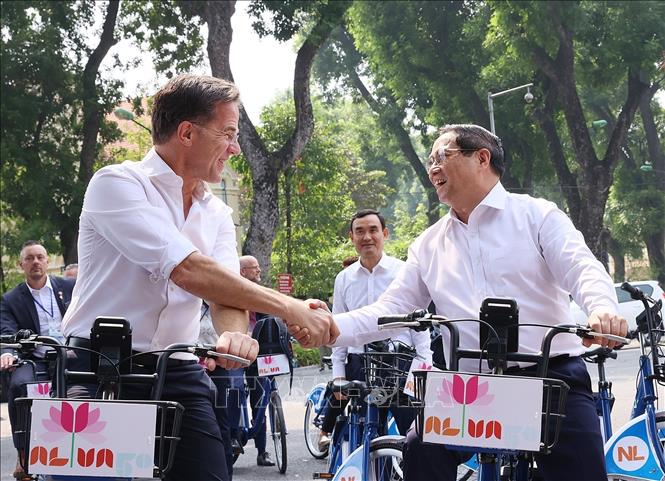 Thủ tướng Phạm Minh Chính và Thủ tướng Hà Lan cùng đạp xe dạo phố Hà Nội - Ảnh 1.