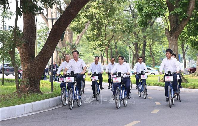 Thủ tướng Phạm Minh Chính và Thủ tướng Hà Lan cùng đạp xe dạo phố Hà Nội - Ảnh 5.