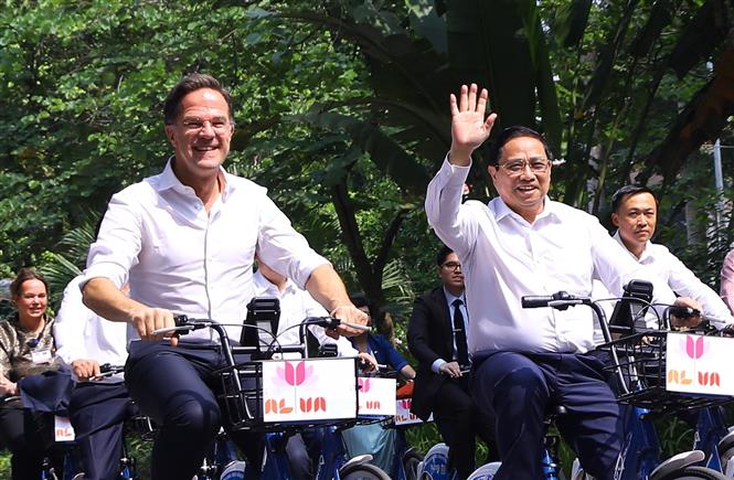 Thủ tướng Phạm Minh Chính và Thủ tướng Hà Lan cùng đạp xe dạo phố Hà Nội - Ảnh 2.