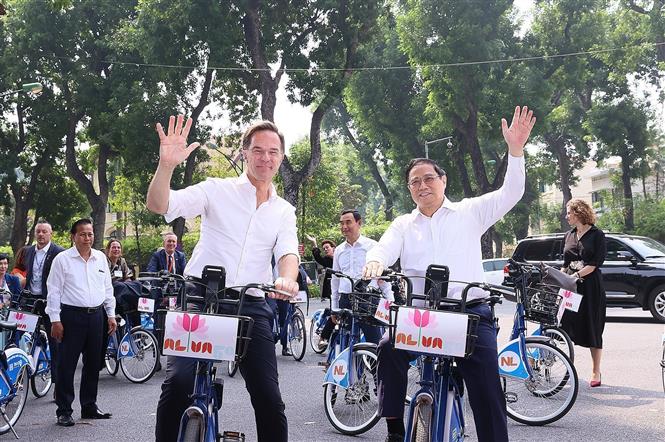 Thủ tướng Phạm Minh Chính và Thủ tướng Hà Lan cùng đạp xe dạo phố Hà Nội - Ảnh 6.