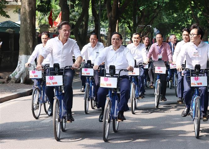 Thủ tướng Phạm Minh Chính và Thủ tướng Hà Lan cùng đạp xe dạo phố Hà Nội - Ảnh 9.