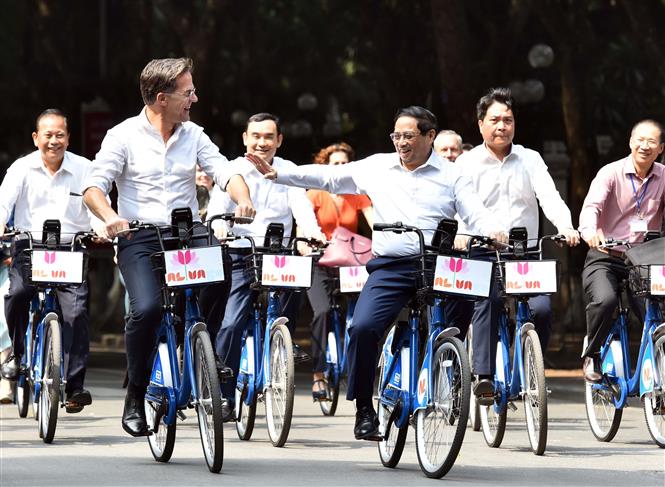 Thủ tướng Phạm Minh Chính và Thủ tướng Hà Lan cùng đạp xe dạo phố Hà Nội - Ảnh 8.