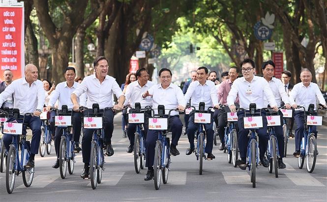 Thủ tướng Phạm Minh Chính và Thủ tướng Hà Lan cùng đạp xe dạo phố Hà Nội - Ảnh 3.
