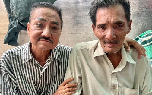 Hình ảnh 2 diễn viên ‘Biệt động Sài Gòn&quot; gặp nhau tuổi xế chiều: Sống trong bệnh tật, kinh tế kiệt quệ