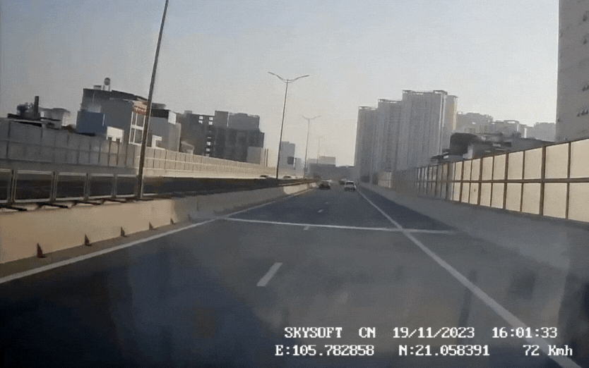 Video nam tài xế tạt đầu, chặn xe khách rồi xuống lăng mạ giữa đường