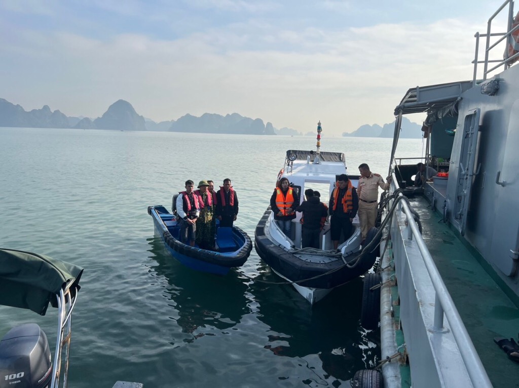 Quảng Ninh: Kịp thời cứu hộ 6 thuyền viên gặp nạn trên biển 

- Ảnh 1.