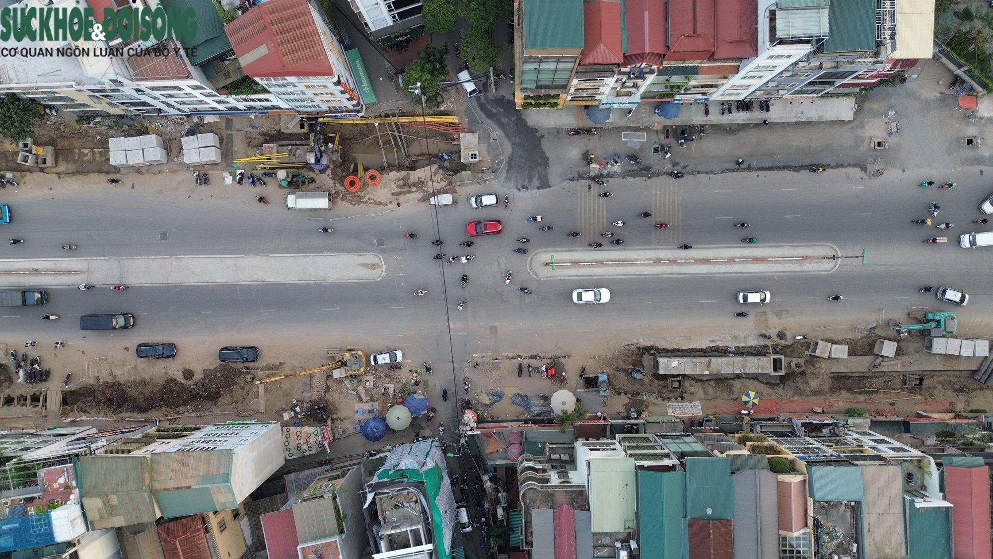 Phố xá thi công nham nhở, người dân 'bắc cầu sang... đường'- Ảnh 6.