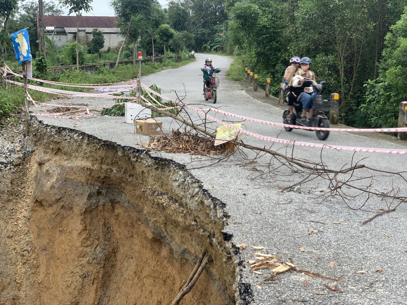 Xuất hiện hố tử thần 'nuốt chửng' vườn của người dân- Ảnh 5.