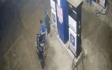 Video tên cướp kề dao vào cổ nhân viên cây xăng để cướp tiền
