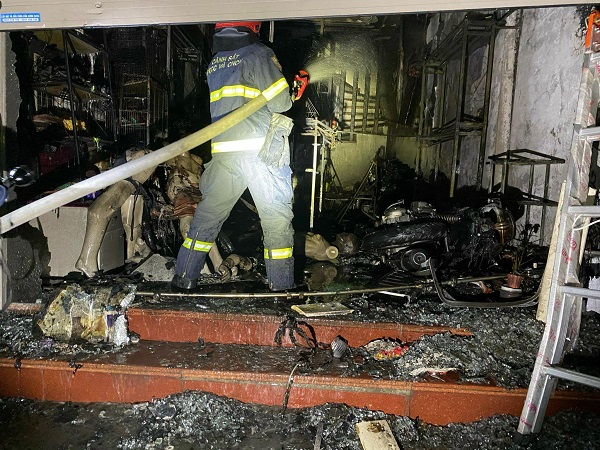 Cháy nhà 4 tầng lúc nửa đêm, 5 người trèo qua ban công hàng xóm thoát hiểm- Ảnh 1.