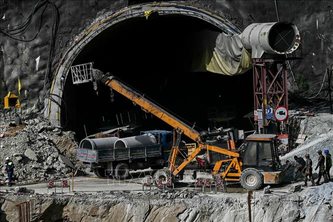Toàn bộ 41 người bị kẹt trong vụ sập đường hầm ở Ấn Độ được giải cứu- Ảnh 1.