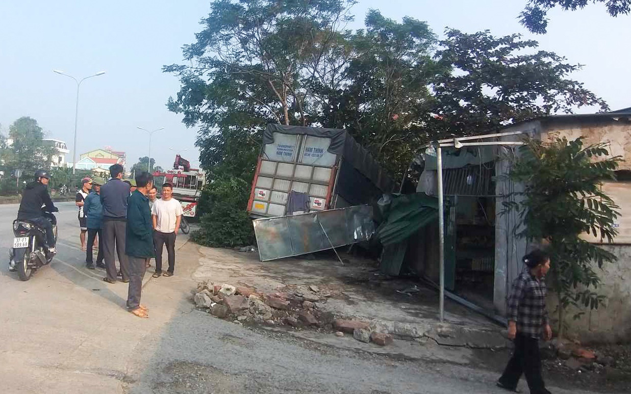 Xe tải tông sập nhà dân ven đường, cụ bà 80 tuổi tử vong