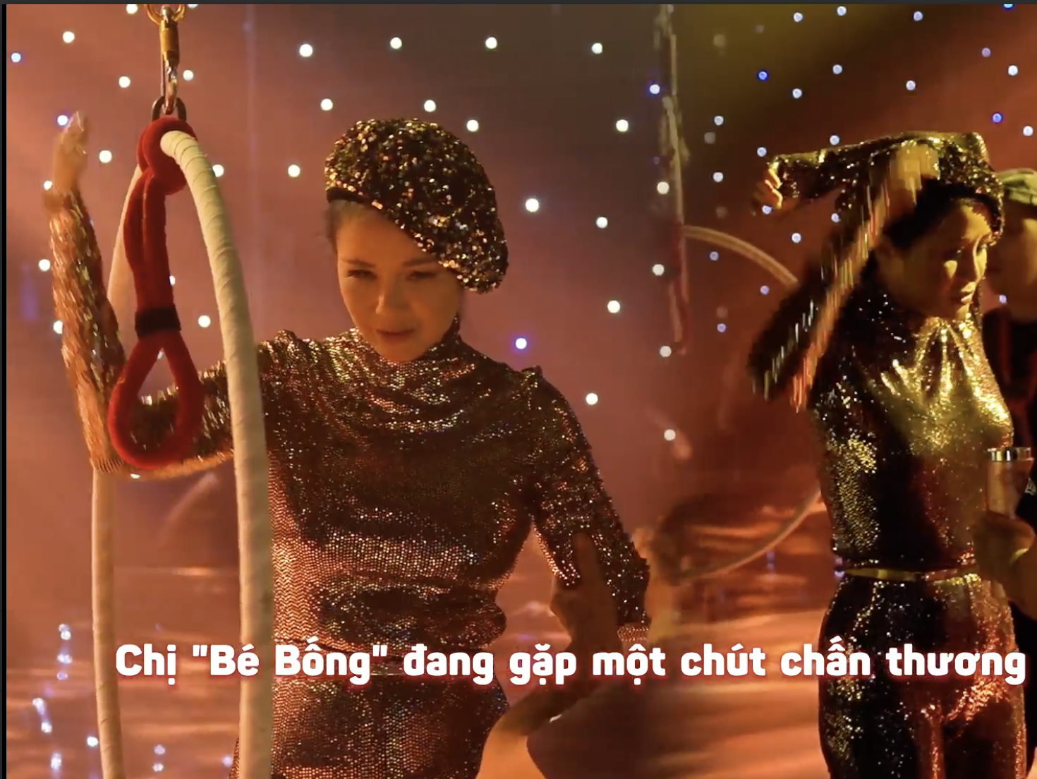 Diva Hồng Nhung đu dây rách cơ vai, Lệ Quyên vũ đạo bật móng chân trong 'Chị đẹp đạp gió rẽ sóng'- Ảnh 1.