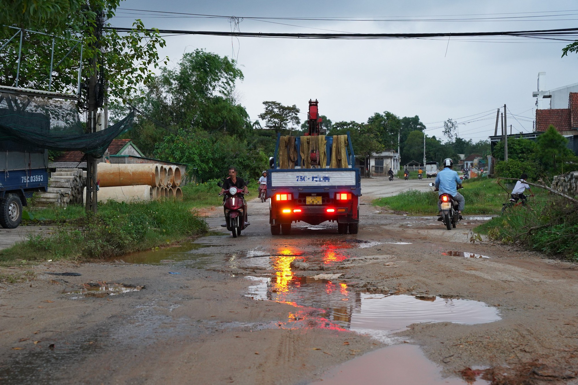 Dân khổ sở vì đường xuống cấp trong khi dự án thi công ì ạch - Ảnh 1.