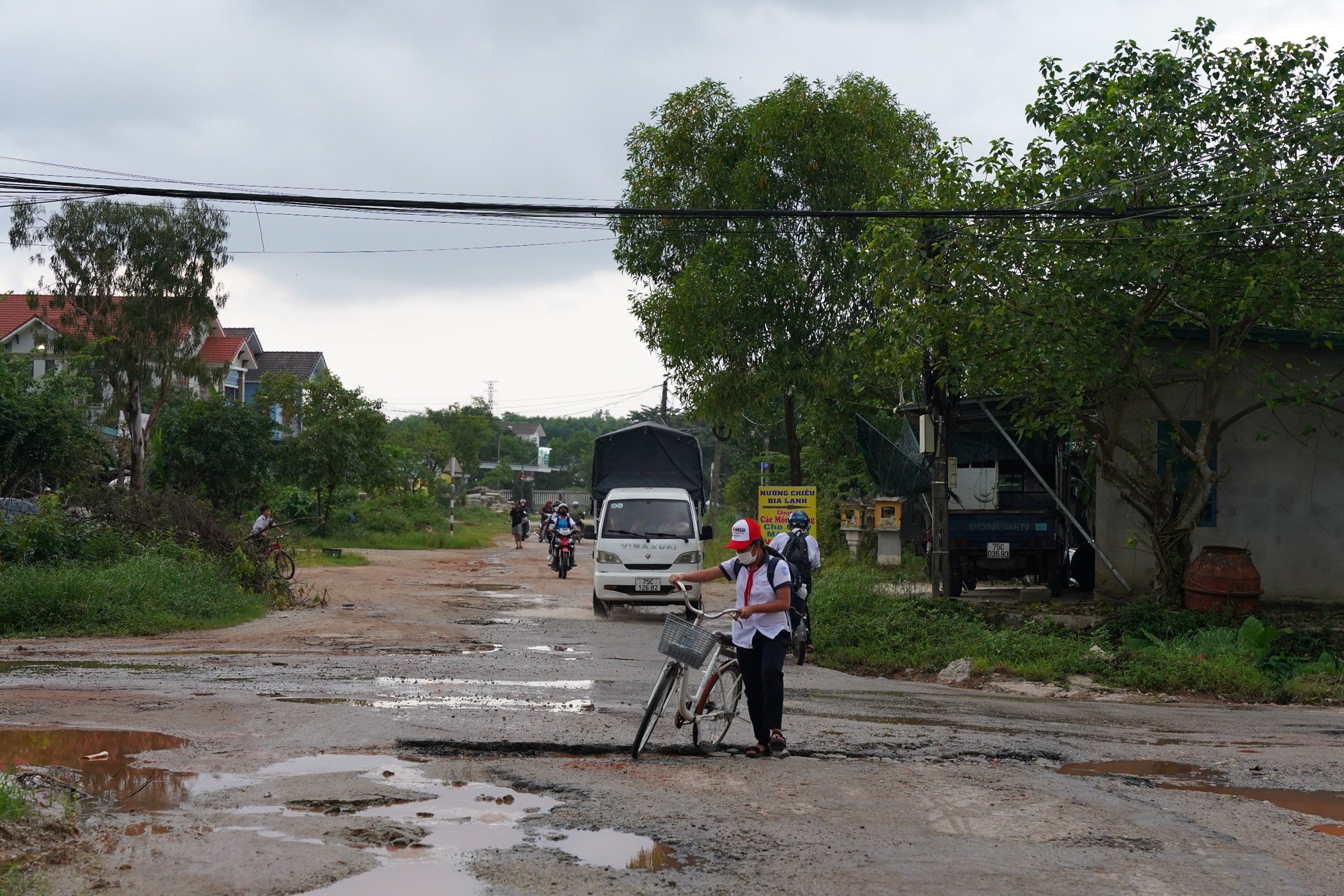 Dân khổ sở vì đường xuống cấp trong khi dự án thi công ì ạch - Ảnh 10.