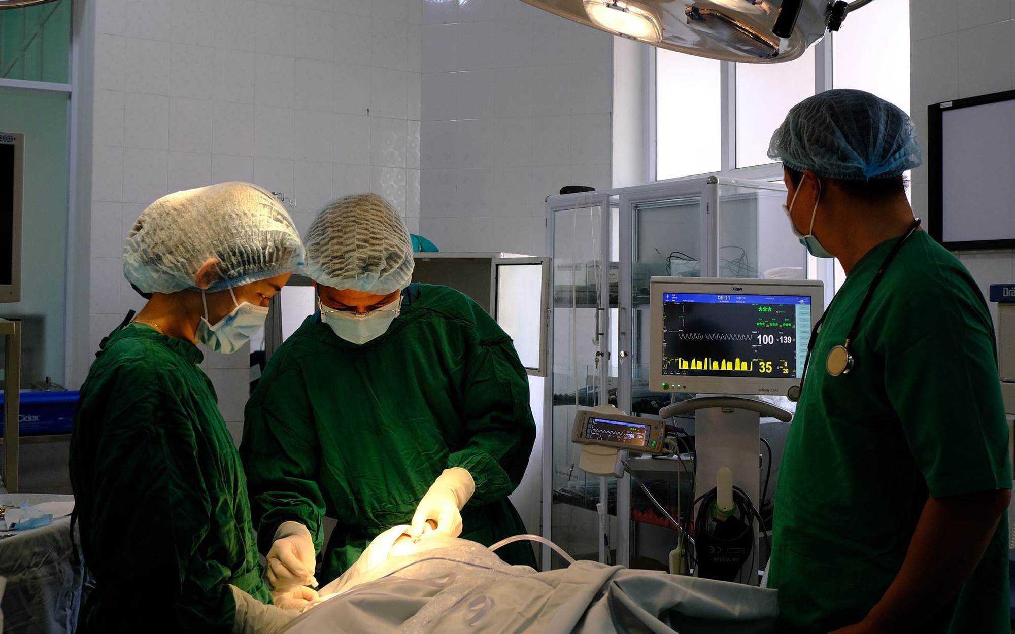 Hành trình gần thập kỷ 'vá lại nụ cười' cho người kém may mắn- Ảnh 3. Phẫu thuật hở hàm ếch với chi phí…0 đồng