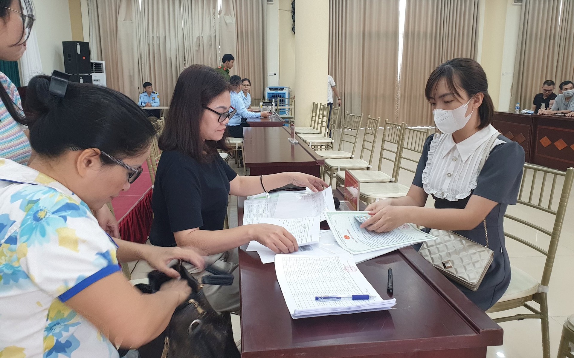 Chi trả tiền hỗ trợ cho nạn nhân vụ cháy chung cư mini ở Hà Nội