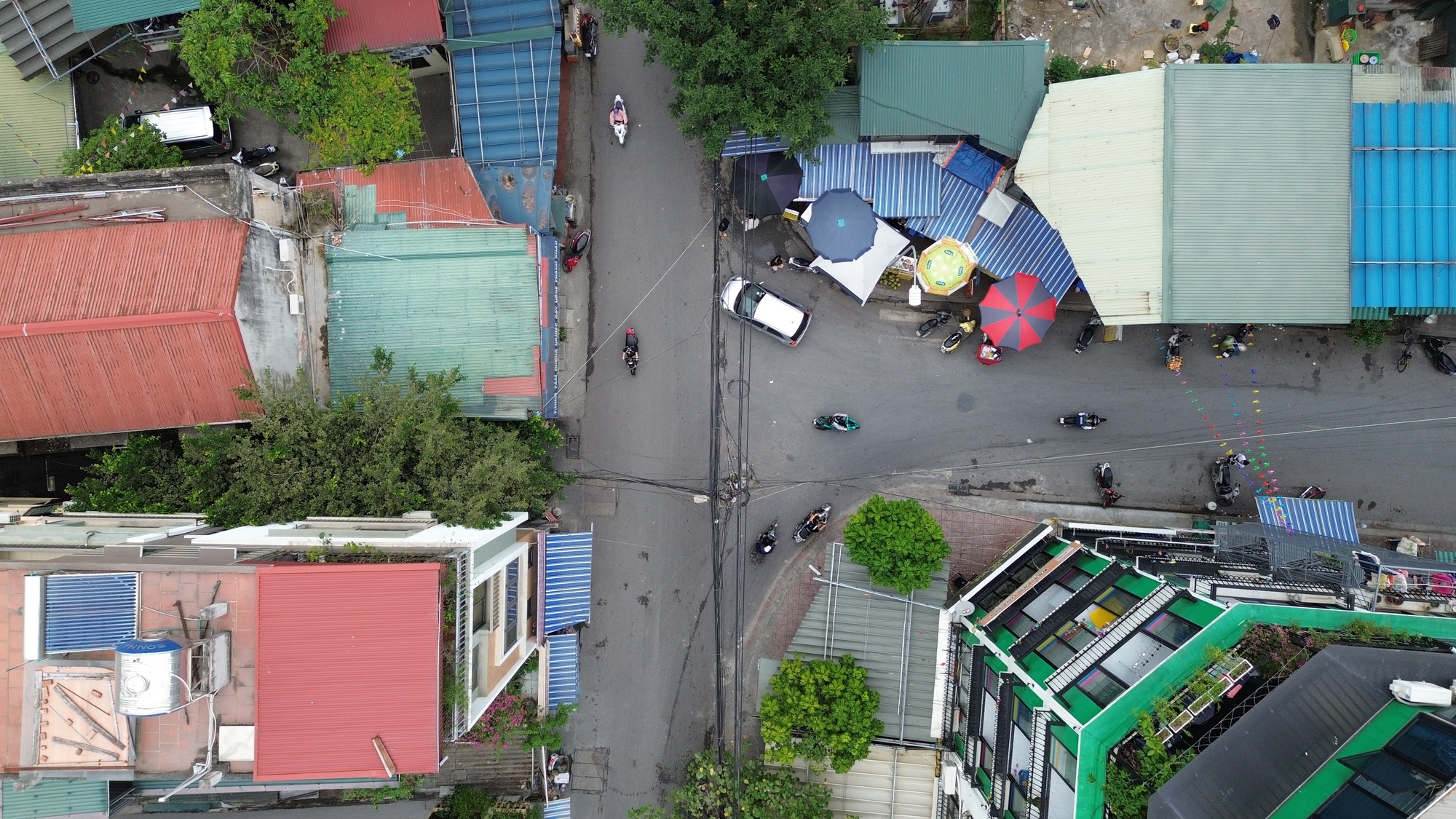 Cột điện trơ khung án ngữ giữa phố, người dân lo sợ 'có ngày đổ vào nhà' - Ảnh 4.