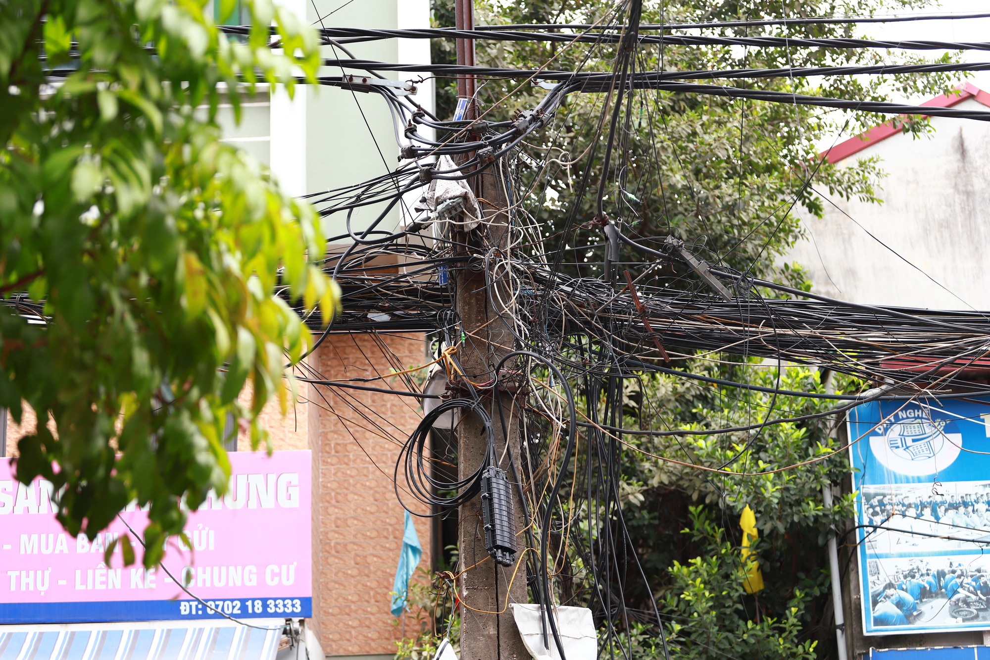 Cột điện trơ khung án ngữ giữa phố, người dân lo sợ 'có ngày đổ vào nhà' - Ảnh 8.