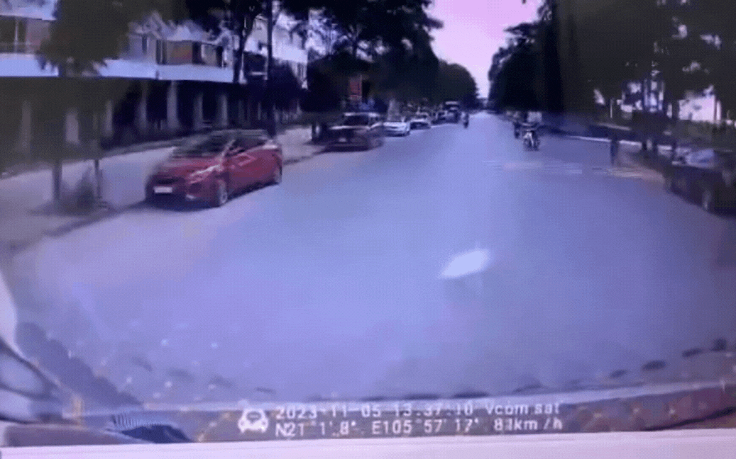 Video ô tô "phóng như bay" trong khu đô thị đâm thương vong 2 người