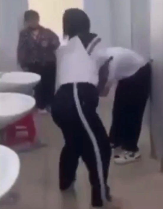Ba nữ sinh đánh học sinh khóa dưới trong nhà vệ sinh để dằn mặt - Ảnh 1.